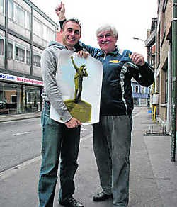 Chris Boone (links) en Kamiel Sergant met een poster en een pinspeld.Bart Biesemans
