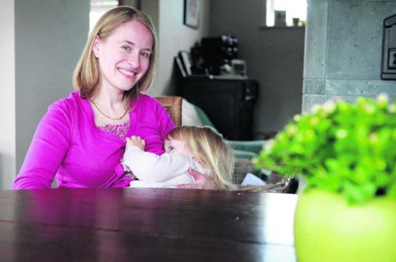 Iris Goddyn geeft borstvoeding aan Florence (2). 'Kleutertjes zijn nog zo klein, zo broos, ze genieten van de geborgenheid tijdens de borstvoeding.'Wouter Van Vooren
