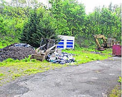 De tuin van de woning ligt bezaaid met bouwafval. bkh