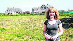 Schepen Nicole Van Duyse voor de 3,8 hectare bouwgrond op Bosdorp. sls