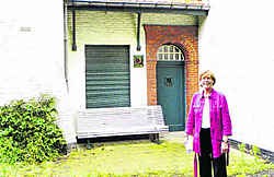 Gedeputeerde Marleen Titeca voor het Lijsternest, de vroegere woning van Stijn Streuvels. Jan Decock