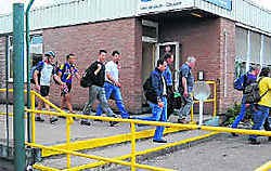 Ook de middagploeg moest meteen naar huis.rgg