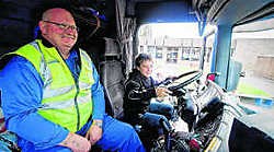 De leerlingen mochten ook in een vrachtwagen kruipen.shb