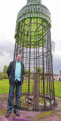 'Big Bottle lokte de voorbije vijf jaar heel wat mensen naar de tuin van het dienstencentrum', zegt Jean-Claude Brassine. vln