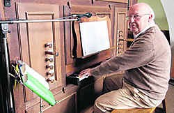 Hubert Cottenie bespeelt al veertig jaar met veel liefde het beschermde orgel. Eric Vanthournout