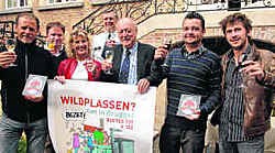 De stad stelde de campagne tegen wildplassers voor en reikte Café+ labels uit. mvn