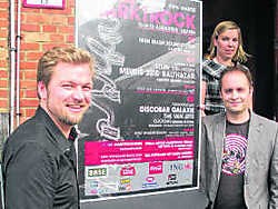 Pieter Maes, Henk Vermeulen en Eva Maes en hun affiche. stl