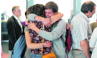 De familie reageerde erg emotioneel na de uitspraak.fvv