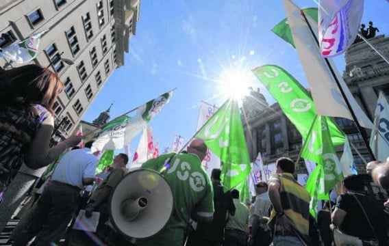 In Madrid werd er gisteren betoogd tegen de besparingsplannen van de regering.Dominique Faget/afp