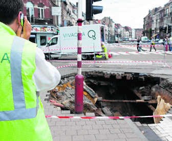De krater was vier bij vijf meter breed. Sander de Wilde