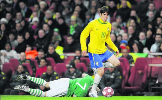 Kaka in duel met de Ier Liam Lawrence tijdens een vriendschappelijke interland. De Real Madrid-speler moet met Brazilië de ontgoocheling trachten weg te werken van het WK 2006, toen de Goddelijke Kanaries er al in de kwartfinales uitgingen.Tony O'Brien/ph