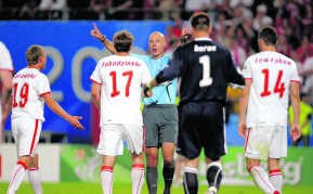 Spelers van Polen discussiëren met de scheidsrechter Howard Webb tijdens de omstreden match Oostenrijk-Polen op het EK in 2008. photo news