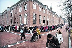 Een lange rij bezoekers voor de Hermitage Amsterdam die vorig jaar haar deuren opende.Joost van den Broek/hollandse hoogte