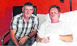 Buurman Willy Knevels diende Felix Moonen de eerste zorgen toe. Phillip Pergens