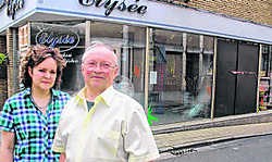 Zaakvoerster Martine Baert (hier met haar vader) hoopt dat de werken snel voorbij zijn. <br> Kurt Vermeir