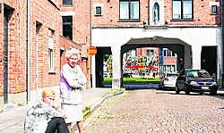 Maria Van Caneghem en Lisette Mertens: 'We kunnen misschien het Onze-Lieve-Vrouwke met bloemen versieren en het lampje van het beeldje laten herstellen.' tab