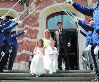 Collega's van Steven vormden op de trappen van het gemeentehuis een erehaag. Lily Leys