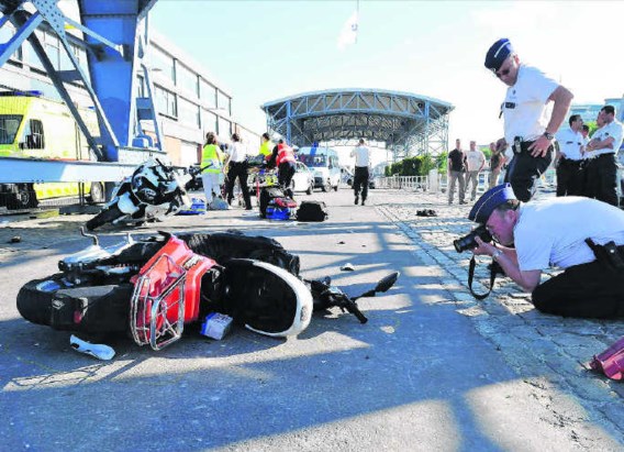 De politie neemt foto's van de gecrashte scooter op de Akenkaai, de plaats van het ongeval.Pascal Vigneron