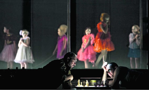 Wie wordt koning? Banquo (Carlo Colombara, l.) en Macbeth (Scott Hendricks) spelen een spelletje schaak. rr