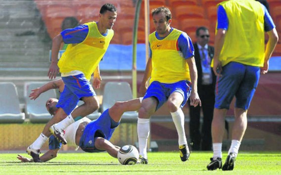 Een typisch Nederlands akkefietje: nadat Sneijder (onder) Boulahrouz door de benen had gepeeld, verkocht die hem een ferme beuk.Thomas Coex/afp