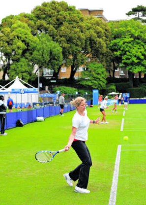 Kim Clijsters aan de slag op de trainingscourts van Eastbourne. Alles staat nu in het teken van Wimbledon.photo news