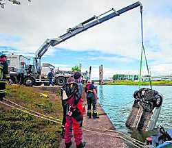 De autobestuurder belandde met zijn wagen in het kanaal, maar kon zich op de valreep nog bevrijden.shb