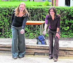 Isolde Devogel en Eva Everaert van de stad Gent testen de nieuwe baan. sgg