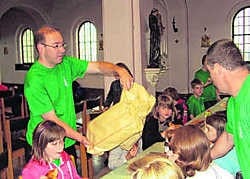 Zaterdagochtend trakteerde pastoor Dominiek Vercruysse de aanwezigen op een stevig ontbijt in de kerk.