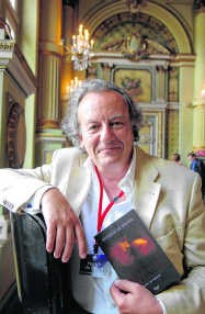 Het was aanschuiven voor een handtekening van het succesvolle Britse schrijversechtpaar Nicci French. Michel Vanneuville