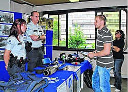 Ook de mensen van de oproerpolitie kwam langs om meer uitleg te geven over hun job. rdb