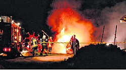 De hooischuur brandde volledig uit. res