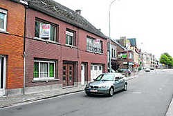 Als de gemeente huis nr. 10 (links op foto) kan aankopen komt er een nieuwe weg langs de achterzijde van het marktplein. hls