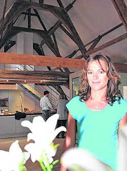 Blikvanger van de loft is het zeven meter hoge eiken dakgebinte. Pascale Naessens helpt de loft nog aantrekkelijker te maken voor mogelijke kopers. pdv