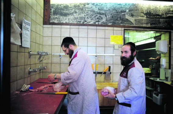 'Met mijn baard en kleding raak ik niet aan de slag in een niet-joodse zaak', klinkt het in slagerij Moskowitz.Katrijn Van Giel