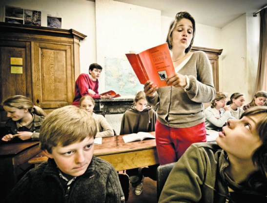Directrice Caroline Thuysbaert van de Schola Nova, tijdens een Latijns groepsgesprek met enkele leerlingen. Jimmy Kets