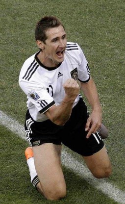 Klose evenaart Pelé