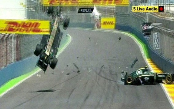Sebastian Vettel wint, ploegmaat crasht