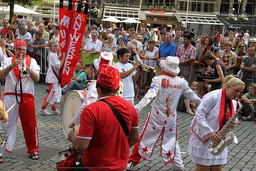 Op de foto: de 'murgueros' van de groep Los Murginales in actie.