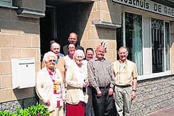 Eric De Raeve (uiterst rechts) en Roland De Bosscher (bovenaan), samen met de gasten van rusthuis De Raeve. jvw
