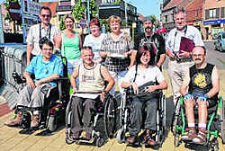 Vijf rolstoelgebruikers (Jelle Van de Wiele ontbreekt op de foto) en leden van de Toegankelijkheidsraad zochten de zwakke plekken voor rolstoelgebruikes op. Eric Vanthournout