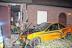 De automobilist reed eerst bij de buren de arduinen brievenbus aan scherven. mph