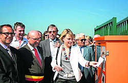 Minister Schauvliege krijgt met een dagkaart toegang tot het nieuwe containerpark in Erpe-Mere.Herman Laneau