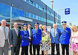 Commissaris Werner Sercu (midden) geeft de fakkel door aan Eva De Gersem (derde van links). mvn