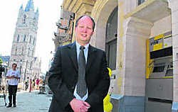 De Lijn-directeur Dirk Busschaert: 'Dit is de grootste Lijnwinkel van Oost-Vlaanderen.'gia