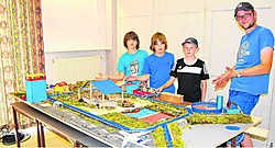 De negentien leerlingen van het zesde leerjaar van de gemeentelijke basisschool in Henis hebben heel de maquette zelf gemaakt.res
