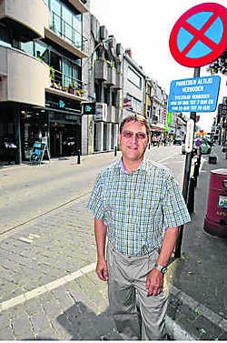 Eddy De Vliegher bij een van de bizarre verkeersborden in de Leuvensestraat.Koen Merens