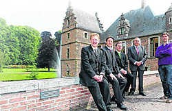De drie 'gouden stemmen' in het historisch decor van het Waterkasteel in Moorsel. <br>Hendrik De Rycke