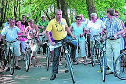 Schepen voor Toerisme Koen Mettepenningen (gele polo) trok de fietsende groep op gang bij de opening van de Filip De Pillecynroute.jvdv