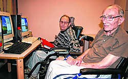 Charles Storms en Leo Van de Velde nemen enthousiast deel aan de computerlessen. 'In september doen we weer mee!' Marc Van Hulle