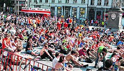 Het Sint-Baafsplein is de jongste dagen multicultureler dan ooit en naarmate de wedstrijden 'levensbelangrijker' worden, komt er ook meer volk.